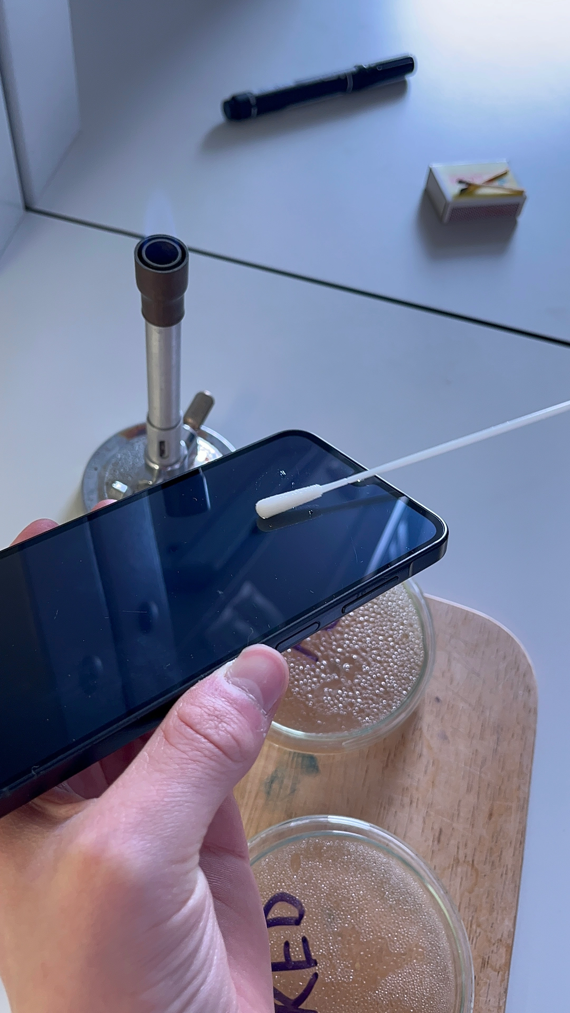 Odber vzorky tampónom z telefónu